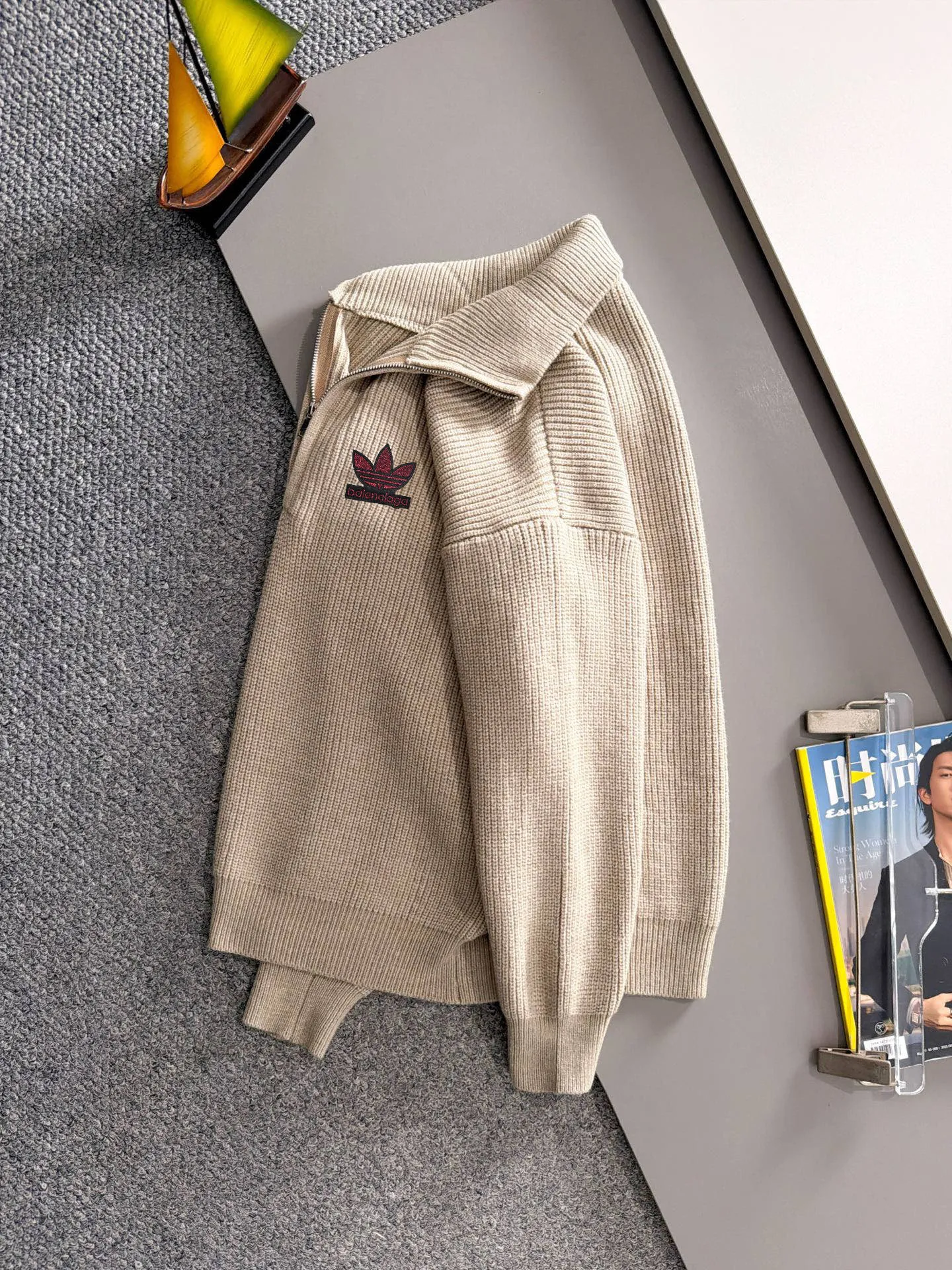 The latest knitted sweaters from Paris Clover's 2026 autumn and winter official website are on sale at the same time at Hot Sale! Specially made of wool blended fabric. It feels comfortable and can be directly in contact with the skin. The logo badge is exquisitely embroidered, which is extremely eye-catching! The details highlight the fashionable charm of big brands. Exquisite workmanship. Three-dimensional cutting style. The wearing effect is invincible and handsome! All three standards are complete! Sizes:M-3XL